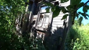 ПОСЛЕДНИЕ ЖИТЕЛИ ДЕРЕВНИ. Отрезаны от цивилизации бездорожьем. Заброшенная деревня в лесу.