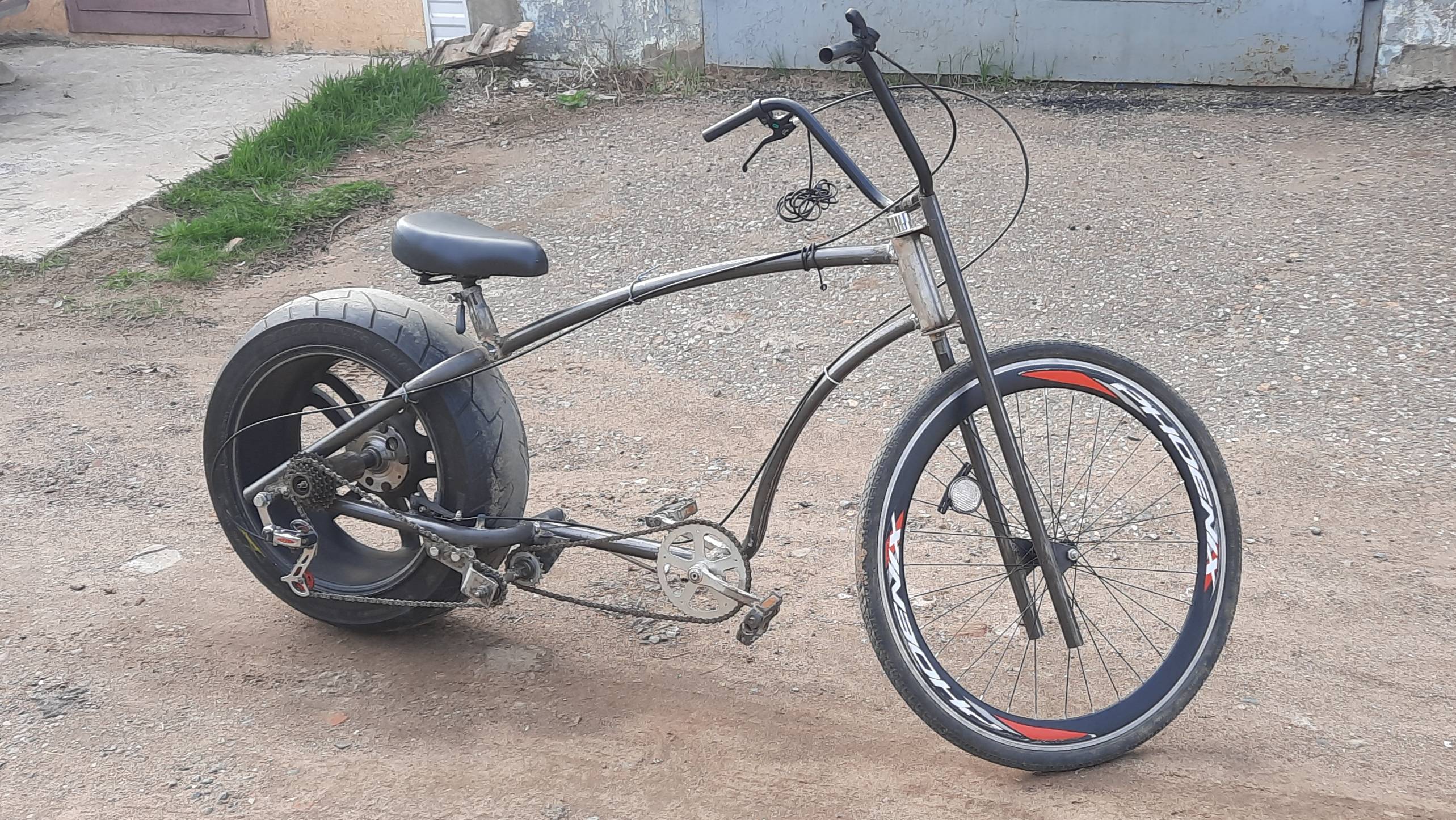 Велосипед с большими колёсами.