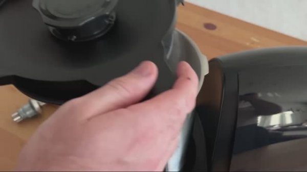 Как установить крышку на мультиварке  Atvel KitchenBot H