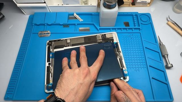 Замена АКБ на iPad Air 2, model A1567 смотреть онлайн