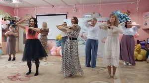 Танцевальный батл детей и родителей на выпускном празднике в детском саду