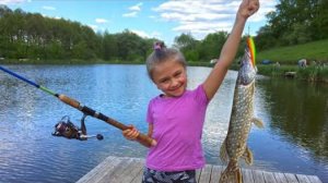 ВЛОГ Ярослава поймала щуку _ Рыбалка для детей _ Tiki Taki Kids