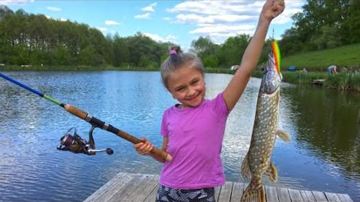 ВЛОГ Ярослава поймала щуку _ Рыбалка для детей _ Tiki Taki Kids