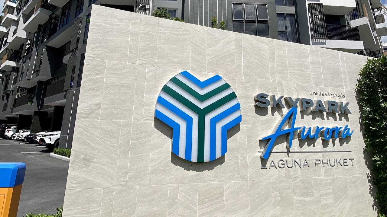 SkyPark Aurora, Laguna, Phuket. Обзор территории и крыши с бассейном жилого комплекса Скай Парк смотреть онлайн