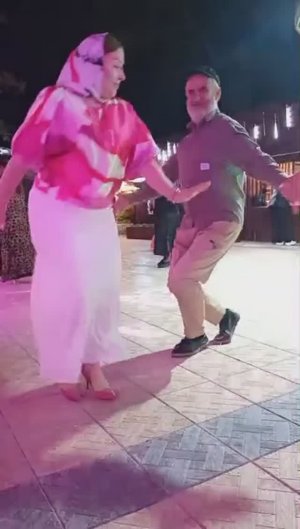 Аварцы: поёт Зумруд Абдулаева  и зажигательный танец.