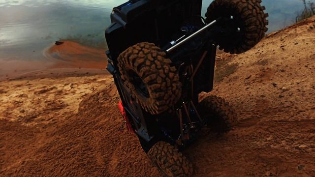 Приключения радиоуправляемого внедорожника Land Rover MJX H8H Чувак за рулём на бездорожье смотреть онлайн