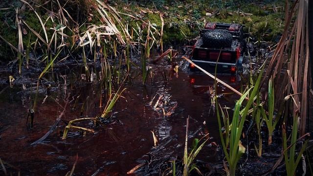 Внедорожник Crossrc EMO X4 Leopard преодолевающий труднопроходимую болотистую местность смотреть онлайн