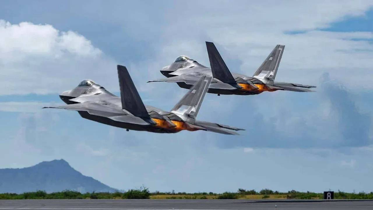 Military Traffic ! Pearl Harbor Hickam Plane Spotting (F-15, F-22, C-17) Honolulu Airport, Hawaii