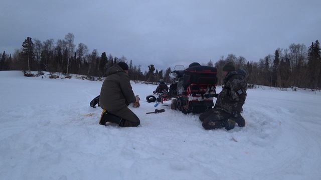 1 мая рыбалка и не жданная замена гусеницы на реке! смотреть онлайн