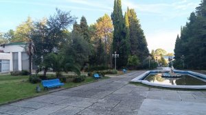 АБХАЗИЯ. СОВЕТСКИЙ ,,ЗИЛ"- 130 МОЕТ БЕТОННЫЕ ДОРОЖКИ В ДОМЕ ОТДЫХА,, ПСОУ".