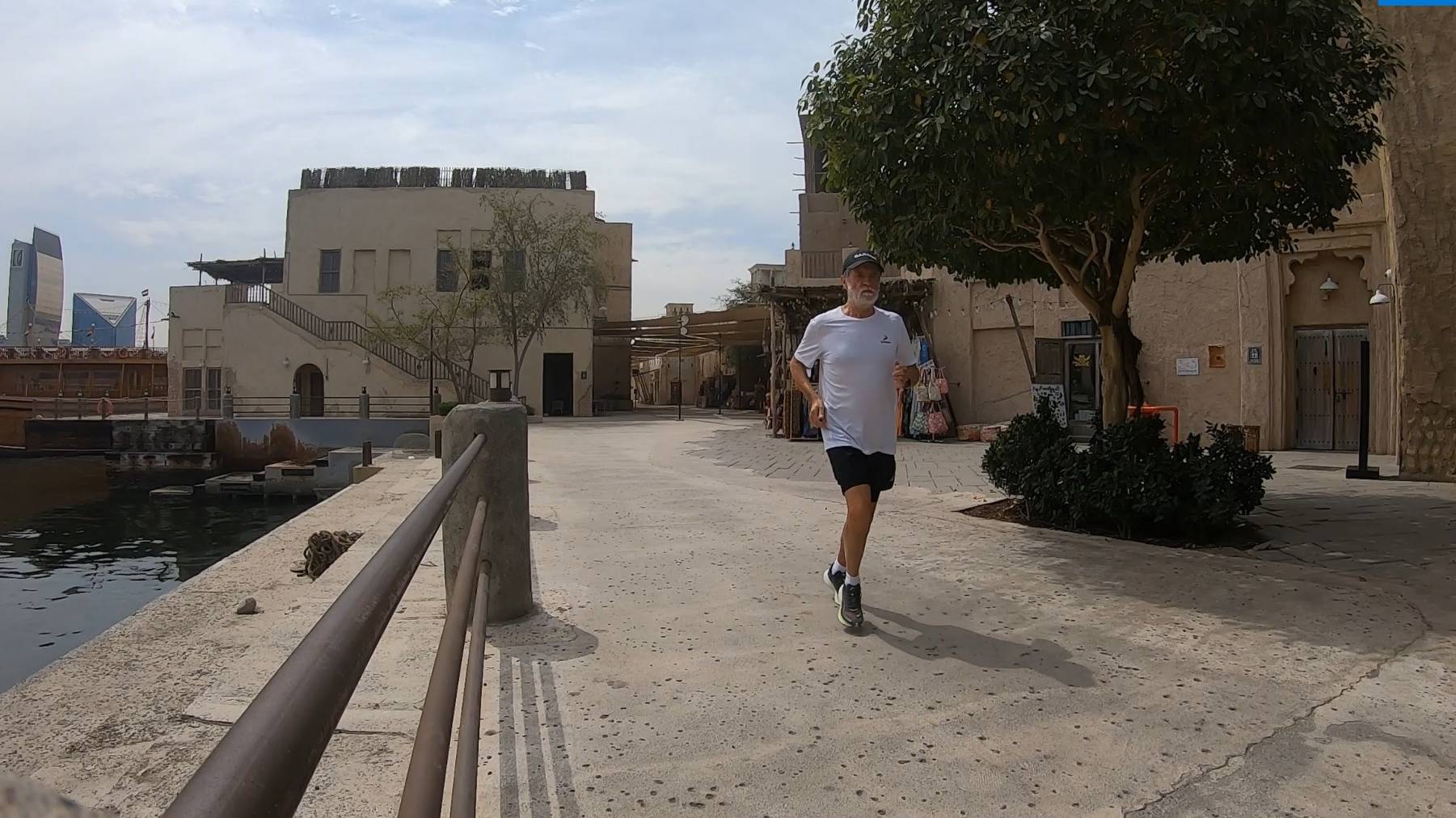 БЕГ ЗА ВПЕЧАТЛЕНИЯМИ РАЙОН AL SEEF ДУБАЙ ОБЪЕДИНЕННЫЕ АРАБСКИЕ ЭМИРАТЫ