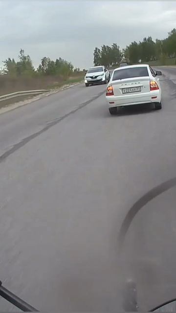 Разметки нету, вот она и едет по левой полосе, откуда только права взяла. Пришлось обгонять справа. смотреть онлайн