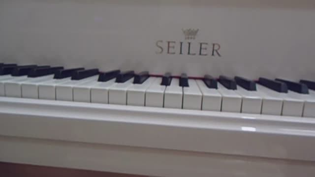 Два красивых рояля Зайлер 168 Seiler - черный и белый Германия смотреть онлайн