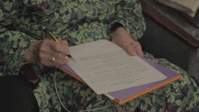 93-летняя пенсионерка голосует дома. смотреть онлайн