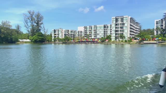 Поездка на лодке от пляжа Банг Тао до отеля Cassia Phuket смотреть онлайн