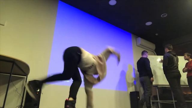 Игорь @kuvirkompomiru делает кувырок с Алисой @_.little.princess._23 !!