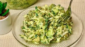 Беру БАНКУ ГОРОШКА, капусту и готовлю гениальный салат! Вкусный рецепт из простых продуктов!
