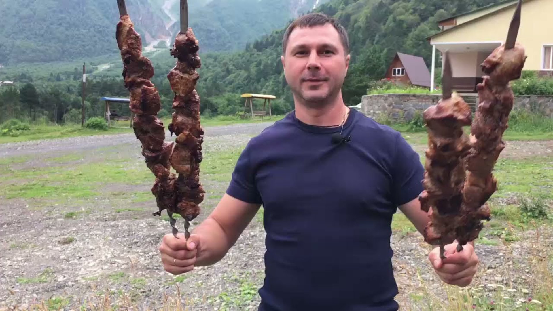 Шашлык из свинины мясо на мангале.