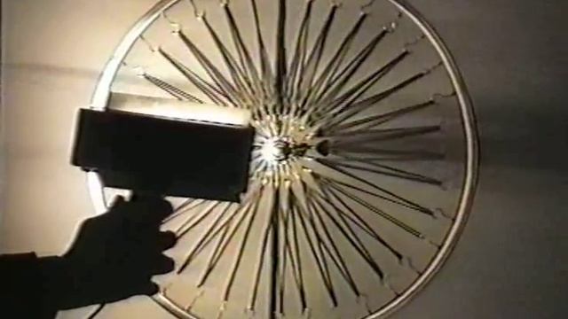 Физик, эксперимент. Колесо с резиновыми спицами смотреть онлайн