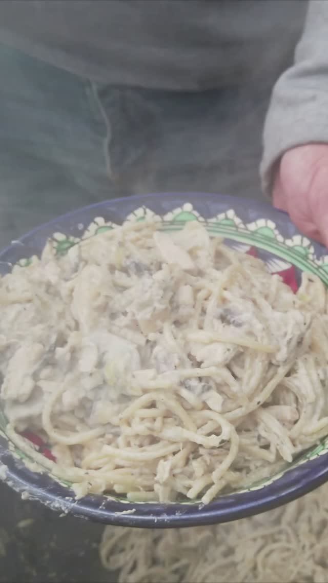 Паста с курицей в сливочно-грибном соусе в казане на костре. #казан #паста #курица #рецепт #соус