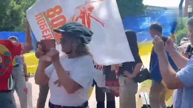 В Вашингтоне хохлы пытаются сорвать акцию Бессмертный полк смотреть онлайн