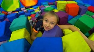 Парк Развлечений для Детей _ Батуты, Горки, Качели и Кубики - Tiki Taki Kids