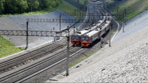 Электропоезда ЭД9М-0030 и ЭД9Э-0060