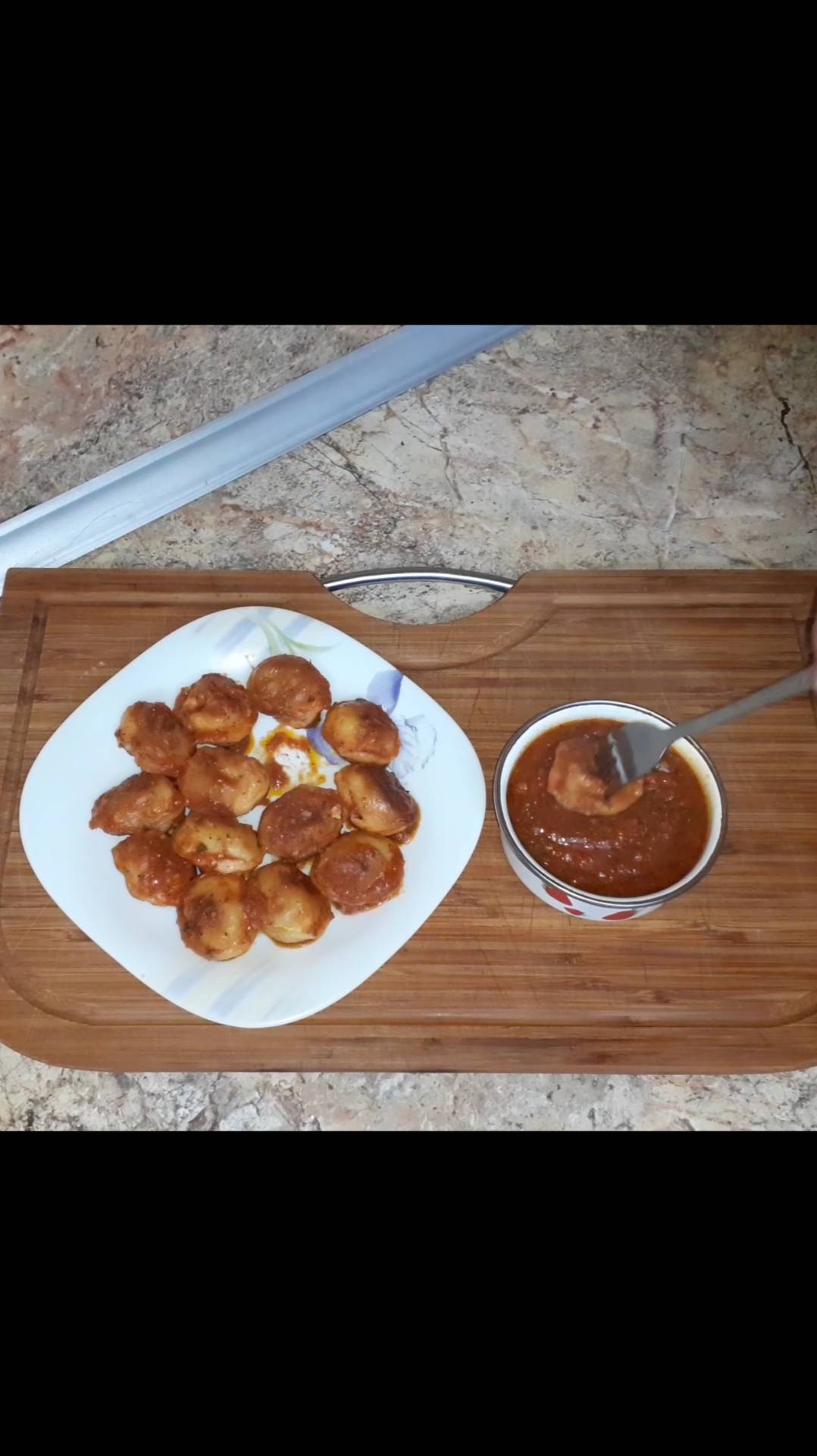 Рецепт жареных пельменей на сале с соусом. Жаренные пельмени. смотреть онлайн