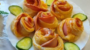 Розы из слоёного теста с колбасой и сыром. Вкусно и быстро