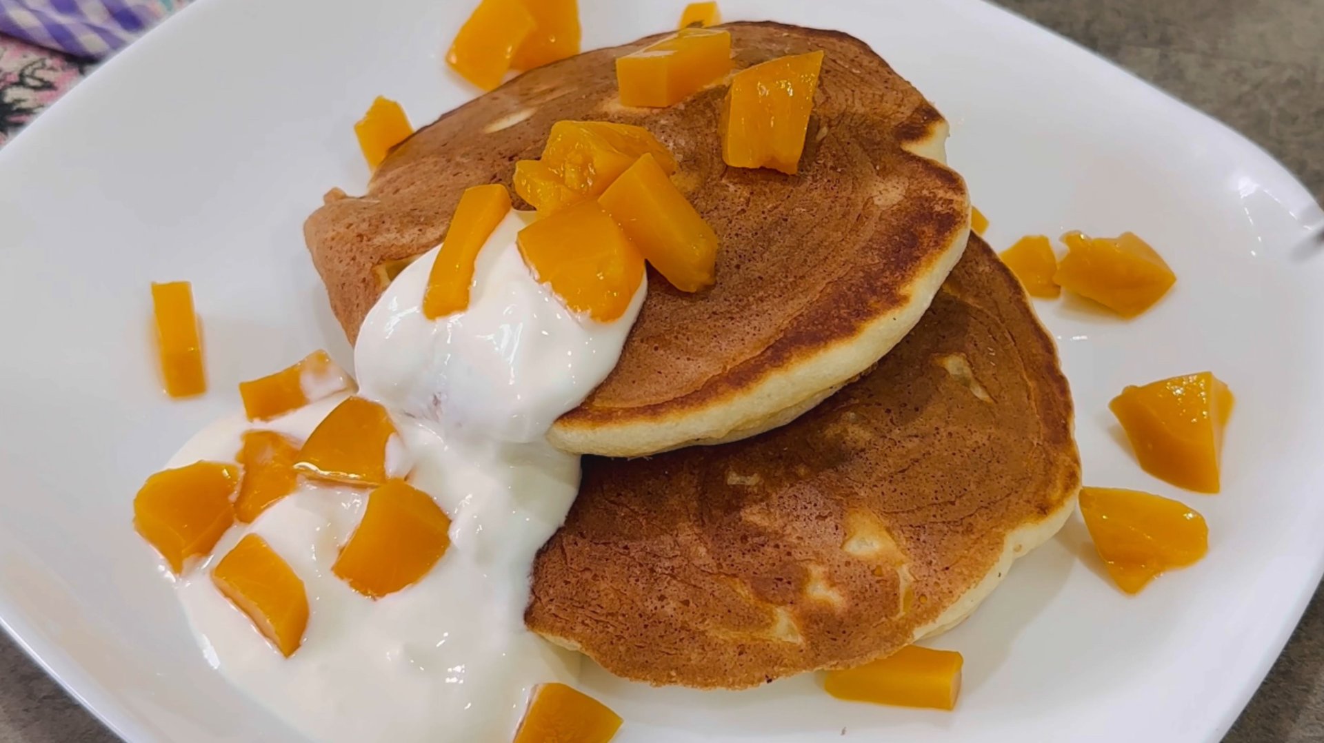 Пышные панкейки на молоке / Рецепт пышных панкеек на молоке на сковороде в домашних условиях смотреть онлайн