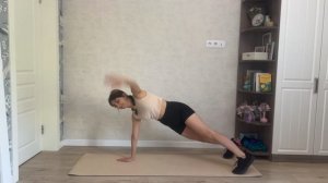 Планка с поворотом корпуса. 10 повторений на каждую сторону.