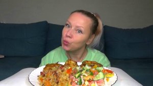 Мукбанг  салат овощной,крылья курочки,капуста тушеная. Еда на камеру.