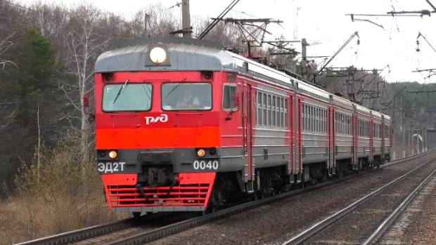 ЭД2Т-0040 сообщением Екатеринбург-Пасс. — Ощепково делает остановку на о.п. Большая Поляна