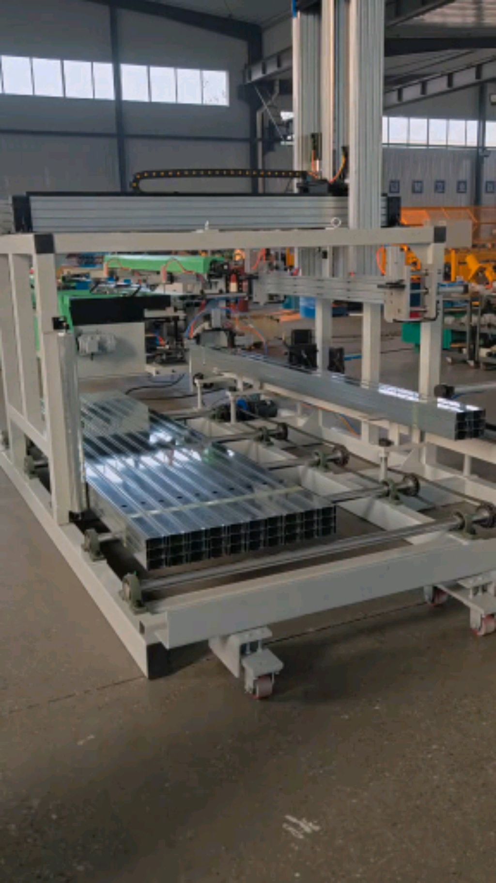 Линия для укладки и обвязки профилей, используемых для крепления гипсокартона.