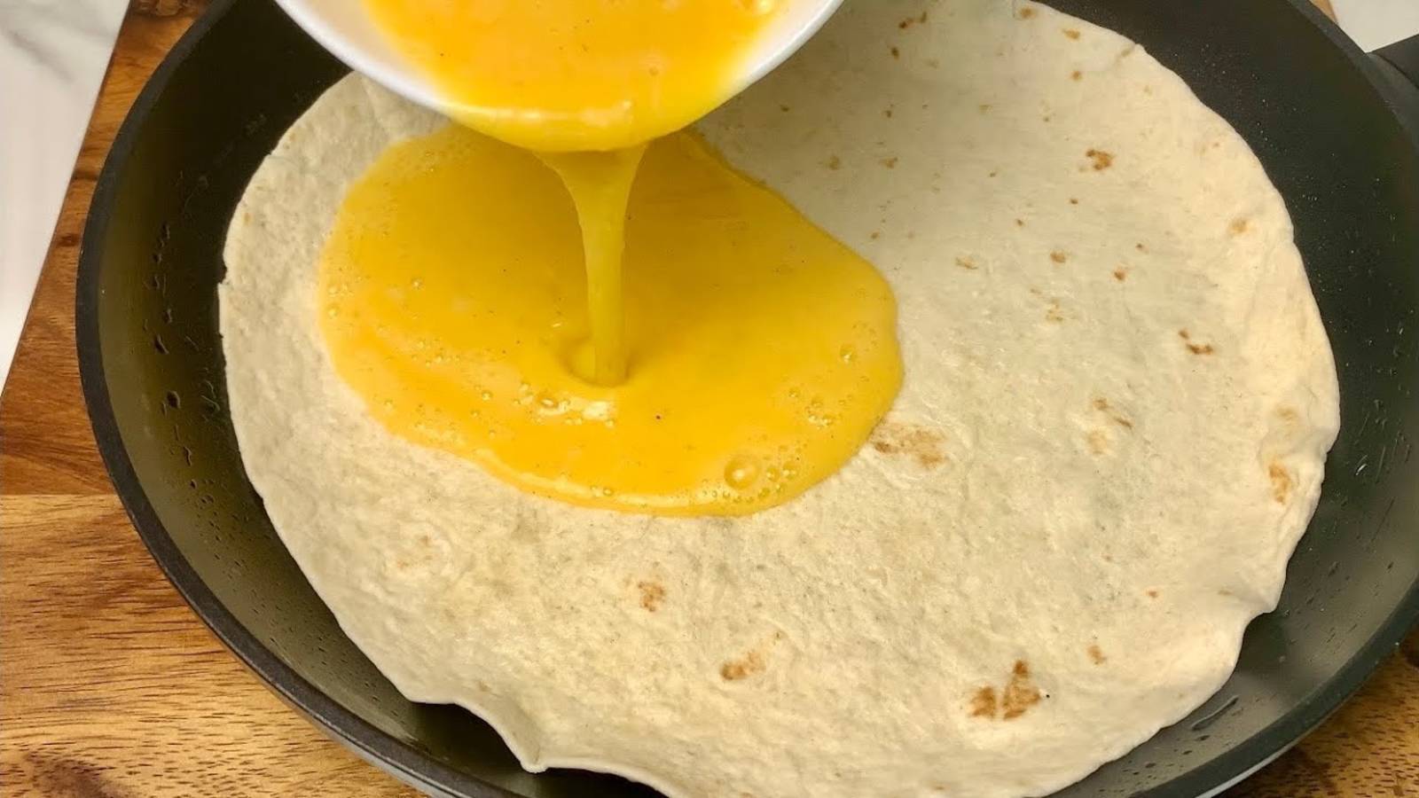 Просто вылейте 2 Яйца на лаваш и результат будет Потрясающий! Вкуснее, чем Пицца! смотреть онлайн