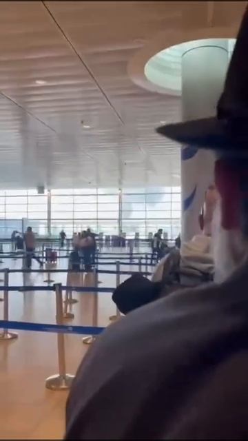 Кадры момента прилета баллистической ракеты хуситов в аэропорту Бен-Гурион смотреть онлайн