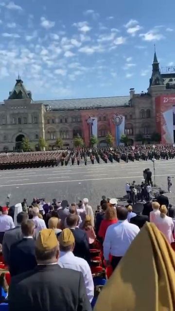 Татьяна Навка опубликовала кадры с Парада Победы смотреть онлайн