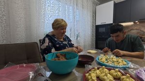 Готовим хинкали Абдугани  помогает.