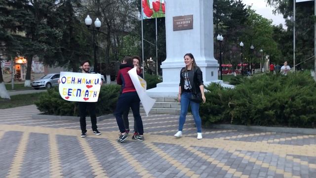 Бесплатные обнимашки я пошёл обнимать ))) Пранк смотреть онлайн