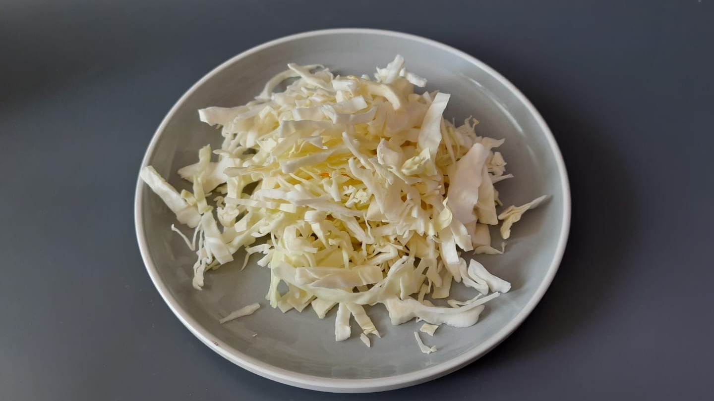 САЛАТ С КАПУСТОЙ И ЗАПРАВКОЙ ИЗ ЯИЧНЫХ ЖЕЛТКОВ смотреть онлайн