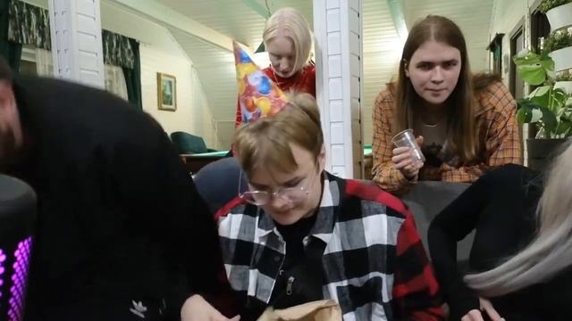 КАША ПРАЗНУЕТ СВОЙ ДР // РАСПАКОВКА ПОДАРКОВ // ЗНАКОМСТВО С ЧЕРВЕМ И СИТУАЦИЯ С МАФАНЕЙ смотреть онлайн