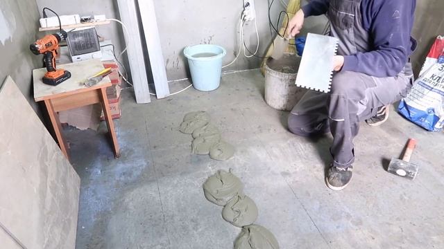 Как правильно наносить плиточный клей на пол