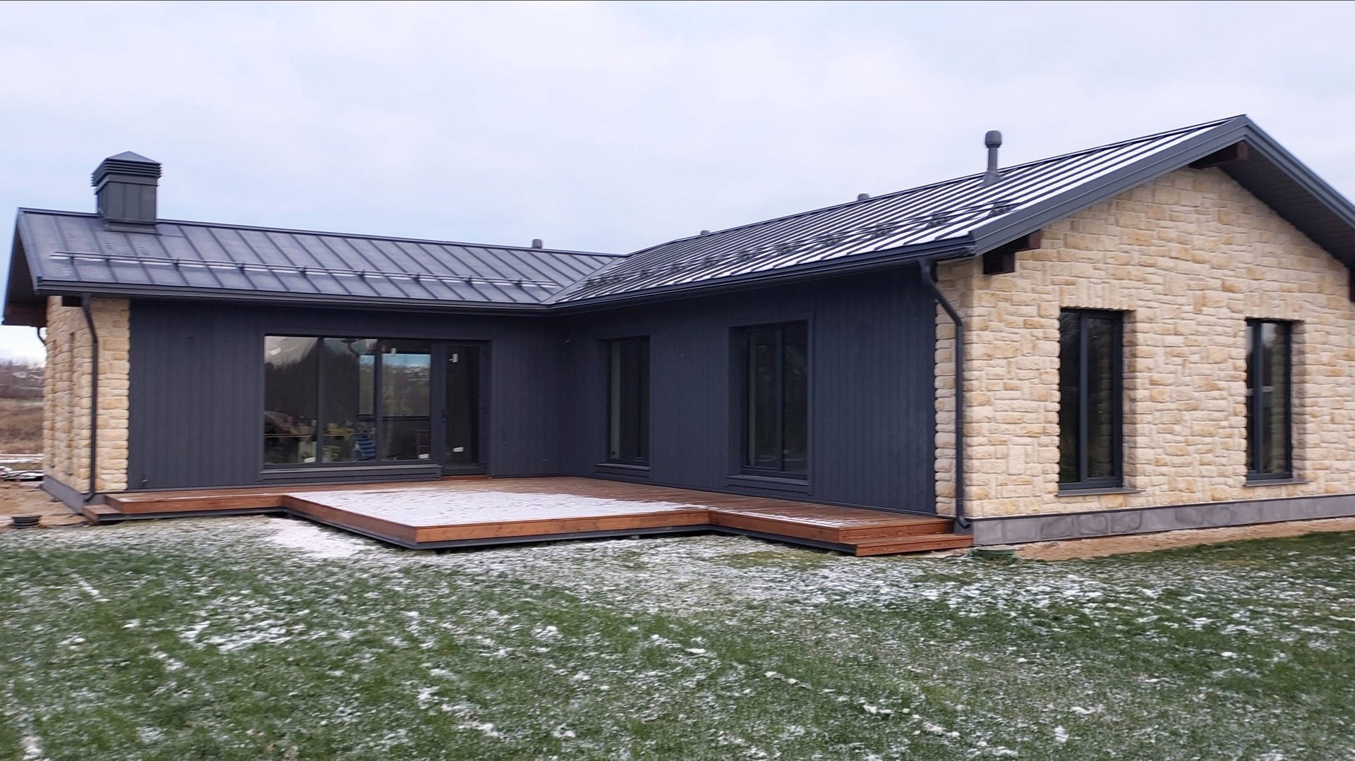 Фасада из скандинавской доски и камня White Hills, монтаж террасы из лиственницы