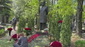 ДЕТИ ВЛАДИМИРА ЖИРИНОВСКОГО В ДЕНЬ РОЖДЕНИЯ НА МОГИЛЕ ОТЦА /  ЗАПРЕТИЛИ СЪЁМКУ НОВОДЕВИЧЬЕ 25.04.25