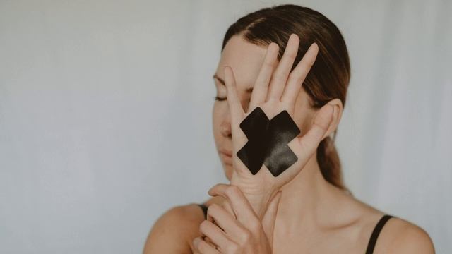 О чем не стоит делиться с окружающими смотреть онлайн