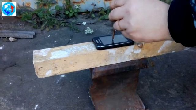 ПРИКОЛ МОЖЕТ. Прибиваем телефон гвоздем к бруску. Прикол 2016 смотреть онлайн