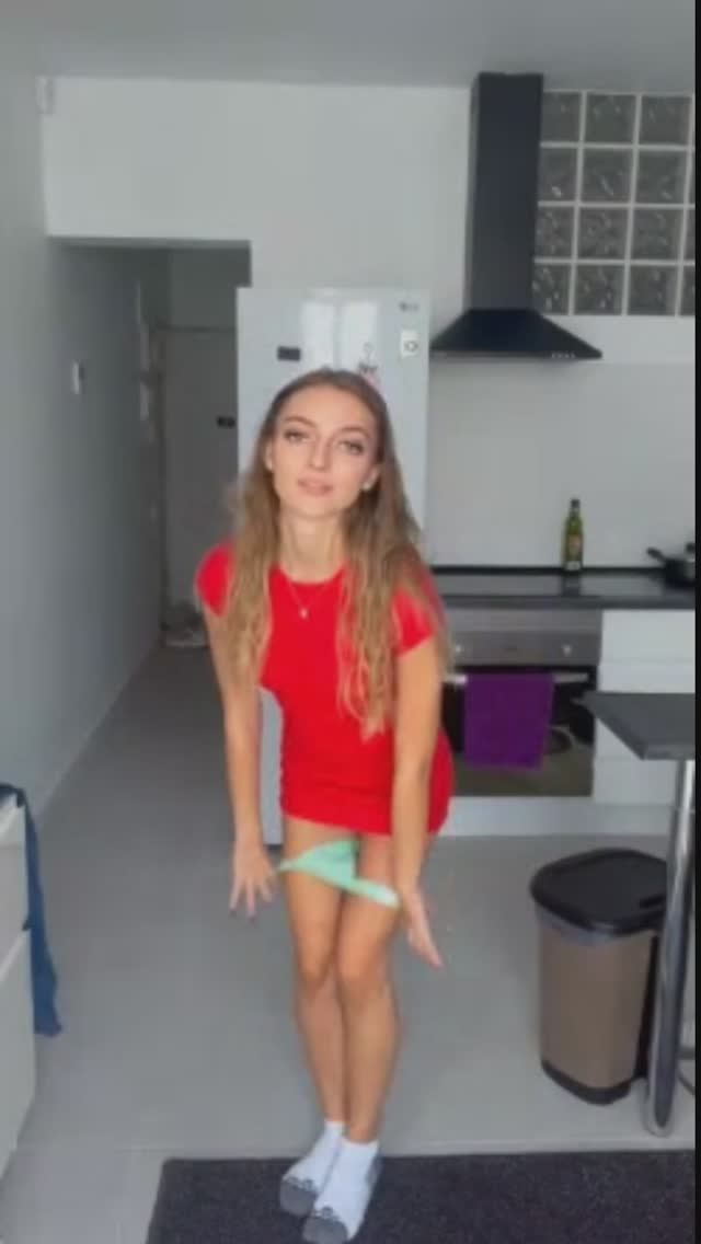 Девушка в коротком платье смотреть онлайн