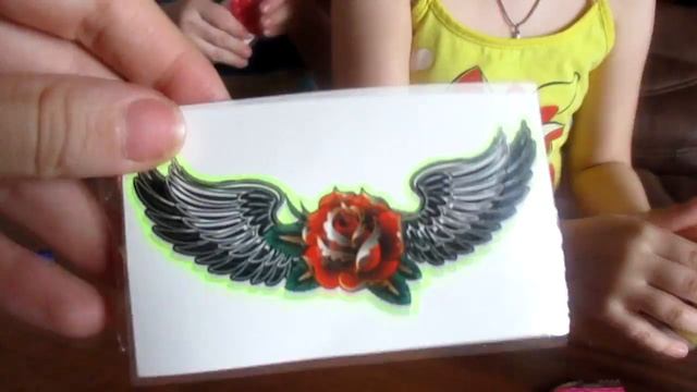 Пробуем разные вкусняшки. Владислав помогает и опять отбирает камеру смотреть онлайн