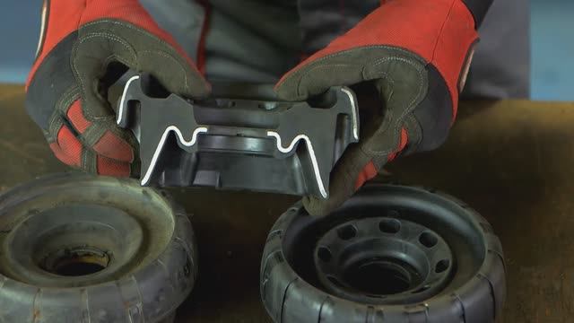 Осмотр и замена верхней опоры амортизатора. смотреть онлайн