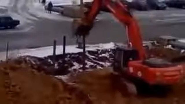 Забивают сваи ковшом экскаватора, Новые Приколы, Шутки, Смешные ролики Юмор! Прикол! Смех смотреть онлайн